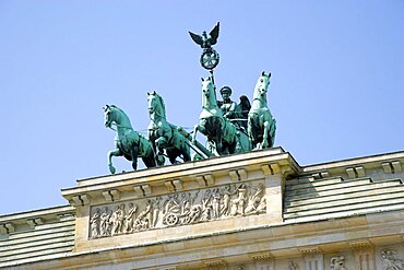 Germany, Berlin, Mitte, Brandenburg Gate or Brandenburger Tor in Pariser Platz leading to Unter den Linden and the Royal Palaces with the Quadriga of Victory on top. The only remaining of the original 18 gates in the Berlin Customs Wall.