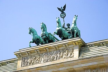 Germany, Berlin, Mitte, Brandenburg Gate or Brandenburger Tor in Pariser Platz leading to Unter den Linden and the Royal Palaces with the Quadriga of Victory on top. The only remaining of the original 18 gates in the Berlin Customs Wall.