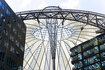 Germany, Berlin, Mitte, Potsdamer Platz, The Sony Centre designed by architect Helmut Jahn with the canopy over the central Forum of restaurants, offices, cinemas, shops and apartments.