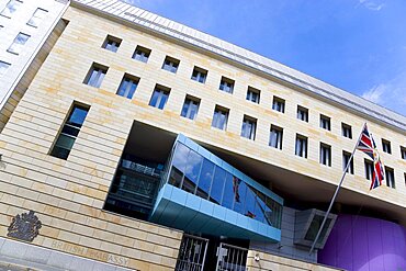 Germany, Berlin, Mitte, front of The British Embassy with Union flag on Wilhelmstrasse by architects Michael Wilford and Partners.