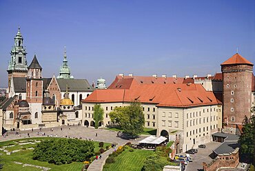 Poland, Krakow, Wawel Hill, Wawel Castle, View of Wawel Cathedral and Wawel Castle from The Sandomierska Tower.