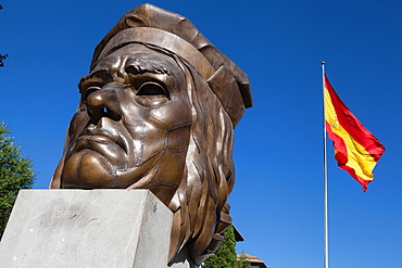 Spain, Andalucia, Granada, Bust of Gonzalo FernÃ¡ndez de CÃ³rdoba on Avenida de la Constitucion.