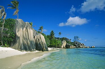 SEYCHELLES La Digue Anse Source d Argent Narrow stretch of empty sandy beach with large outcrops of rock and lush vegetation. Indian Ocean