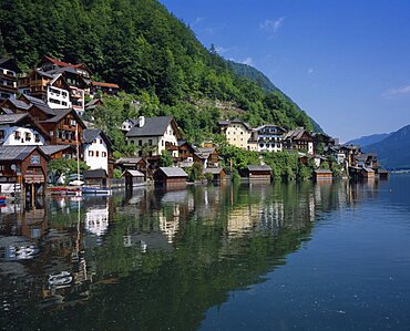 AUSTRIA Salzburg Dachstein Village of Hallstatt on West of Hallstattersee. Wooden fronted buildings with balconies  hotels  boat sheds  next to lake.