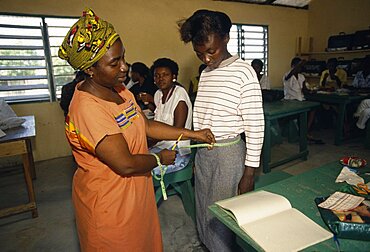 GHANA  Refugees Liberian refugees in tailoring class in Buduburam camp.