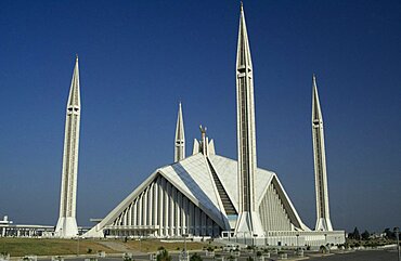 PAKISTAN  Islamabad View of the Shah Faisal mosque.