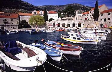 CROATIA Dalmatia Brac Bol marina nestled beneath Vidova Gora mountain ridge on the south side of the island  the fishing village of Bol with its idyllic marina and golden  horn shaped beach is Bracs prime spot for tourism    Boats