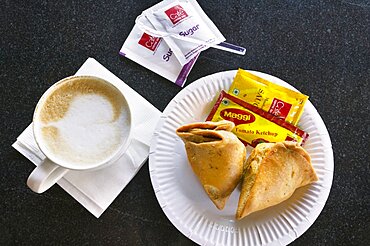 INDIA  Food Cappuccino and samosas in a modern coffee shop. Coffee Cup Food Dining Indian Snack Tasty Cappuccino Samosa Asia Bharat Inde Intiya Store Asian