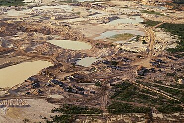 BRAZIL Mato Grosso Peixoto de Azevedo Gold mine on former Panara territory showing miners settlement and mercury washing pools  deforestation and pollution.Garimpeiro                      prospectors have displaced the Panara  formerly known as Kreen-Akrore  Krenhakarore  Krenakore  Krenakarore  Amazon American Brasil Brazilian Ecology Entorno Environmental Environment Green Issues Kreen Akore Latin America Latino Scenic South America