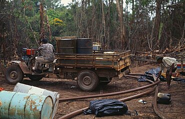 BRAZIL Mato Grosso Peixoto de Azevedo Small scale machinery and workers in garimpo  gold mine on former Panara territory showing deforestation.Garimpeiro prospectors in the informal sector have displaced Panara Indians formerly known as Kreen-Akrore  Krenhakarore  Krenakore  Krenakarore  Amazon displaced people American Brasil Brazilian Ecology Entorno Environmental Environment Green Issues Kreen Akore Latin America Latino Scenic South America