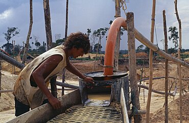 BRAZIL Mato Grosso Peixoto de Azevedo Garimpeiro washing mine tailings for gold on former Panara territory. Small scale garimpeiro prospectors mners in informal sector have                      displaced Panara Indians formerly known as Kreen-Akrore  Krenhakarore  Krenakore  Krenakarore  Amazon displaced people American Brasil Brazilian Ecology Environmental Environment Green Issues Kreen Akrore Latin America Latino Scenic South America