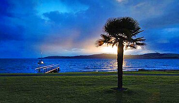 NEW ZEALAND NORTH ISLAND TAUPO WAIKATO  SUNSET ACROSS LAKE TAUPO FROM ROUTE 1 TWO MILE BAY TOWARDS ACACIA BAY ON THE OPPOSITE SIDE OF THE LAKE Antipodean Oceania 2 One Scenic