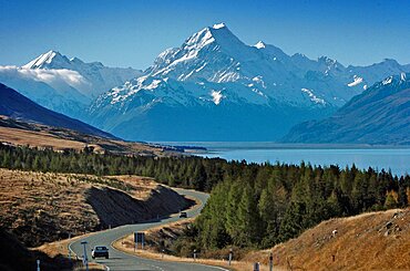 NEW ZEALAND SOUTH ISLAND WEST COAST MOUNT COOK NATIONAL PARK  VIEW OF NEW ZEALANDS HIGHEST MOUNTAIN MOUNT COOK  CENTRE  AND MOUNT HICKS  LEFT  WITH SUN ON THEIR WEST FACES WITH LAKE PUKAKI BELOW TAKEN FROM ROUTE 80 MOUNT COOK ROAD. Antipodean Oceania Center Scenic