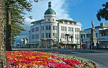 NEW ZEALAND NORTH ISLAND HAWKES BAY NAPIER  ART DECO STYLE FACADE OF THE A&B BUILDING ON MARINE PARADE ON NAPIERS SEA FRONT WITH WAR MEMORIAL TO THE RIGHT OF THE PICTURE..  IN 1931 NAPIER WAS ALMOST COMPLETELY DESTOYED BY AN EARTHQUAKE. SUNSEQUENTLY THE TOWN NOW HAS ONE THE BEST PRESERVED COLLECTION OF ART DECO BUILDINGS IN THE WORLD. Antipodean Oceania Single unitary