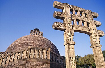 Carved stupa and Torana, Sanchi, Madhya Pradesh Sanchi Stuppa, India