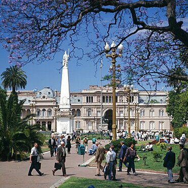 Argentina, Buenos Aires, Plaza de Mayo  Piramide de Mayo  Casa Rosada  people  Jacaranda tree