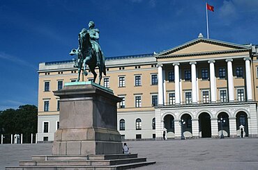 The Royal Palace exterior with the King Karl Johan Statue, Oslo, Norway