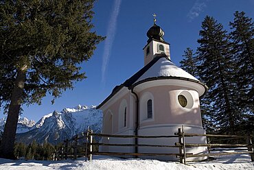 Kapelle am Lautersee Small chapel near Lautersee lake above Mittenwald, Mittenwald, Bavaria, Germany