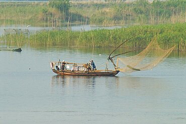 Traditional fishing boat on the Yangtze River, Yangtze, Hubei, China
