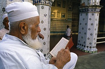 Man reading the Koran, Bangladesh, Asia