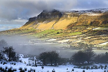 Ireland, County Sligo, Glencar, Kings Mountain with mist and snow in the valley below