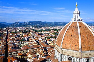 ITALY, Tuscany, Florence, The Dome of the Cathedral of Santa Maria del Fiore, the Duomo, by Brunelleschi with tourists on the viewing platform looking over the city towards the surrounding hills