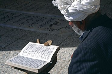 IRAN    Yazd Man reading Koran