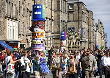 Scotland, Lothian, Edinburgh Fringe Festival of the Arts 2010, Street performers and crowds on the Royal Mile