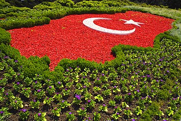 Turkey, Ankara, Anitkabir, Mausoleum of the founder of the Turkish Republic Mustafa Kemal Ataturk. The Turkish flag depicted in pebblestones surrounded by flower bed.