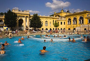 Hungary, Budapest, Pest, Outdoor bathing in summer at Szechenyi thermal baths, largest in Europe.