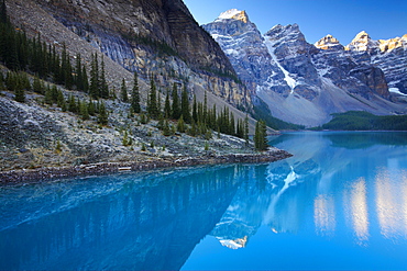 Spectacular blue waters at Moraine Lake, Banff National Park, UNESCO World Heritage Site, Alberta, Rocky Mountains, Canada, North America