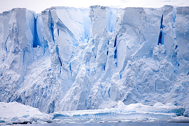 Towering glacier in Paradise Harbour, Antarctic Peninsula, Antarctica, Polar Regions