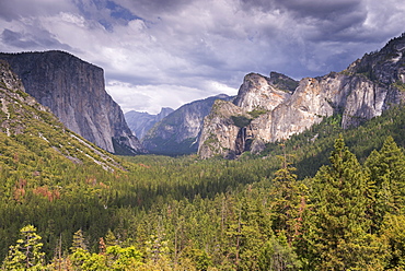 Yosemite Valley from Tunnel View, UNESCO World Heritage Site, California, United States of America, North America