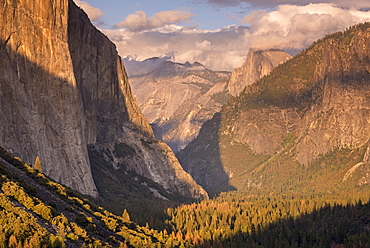 Yosemite Valley, with evening light bathing Half Dome and El Capitan, Yosemite National Park, UNESCO World Heritage Site, California, United States of America, North America