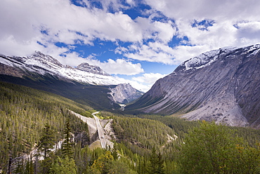 The Icefields Parkway running through dramatic Canadian Rockies scenery, Banff National Park, UNESCO World Heritage Site, Alberta, Canada, North America