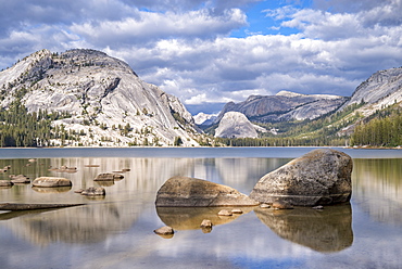 Tenaya Lake on the Tioga Pass, Yosemite National Park, UNESCO World Heritage Site, California, United States of America, North America