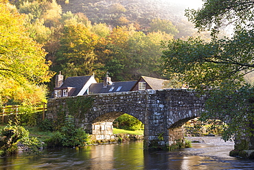 Fingle Bridge Inn and stone bridge crossing the River Teign, Dartmoor, Devon, England, United Kingdom, Europe