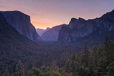 Sunrise over El Capitan and Yosemite Valley from Tunnel View, Yosemite National Park, UNESCO World Heritage Site, California, United States of America, North America