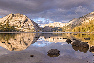 Tenaya Lake on the Tioga Pass in Yosemite National Park, UNESCO World Heritage Site, California, United States of America, North America