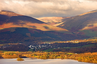 Looking over Derwent Water to Keswick and the mountains of Lonscale Fell and Blencathra behind in autumn, Lake District National Park, Cumbria, England, United Kingdom, Europe