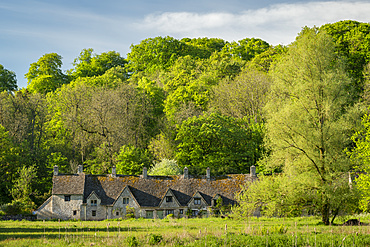 Arlington Row cottages in the pretty Cotswolds village of Bibury, Gloucestershire, England, United Kingdom, Europe