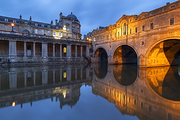 Evening lights illuminating Pulteney Bridge in Bath, UNESCO World Heritage Site, Somerset, England, United Kingdom, Europe