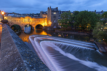 Pulteney Bridge and weir on the River Avon at dusk, Bath, UNESCO World Heritage Site, Somerset, England, United Kingdom, Europe