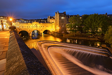 Night shot of Pulteney Bridge and the River Avon weir, Bath, UNESCO World Heritage Site, Somerset, England, United Kingdom, Europe