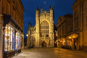 Night time view of Bath Abbey from Abbey Churchyard, Bath, UNESCO World Heritage Site, Somerset, England, United Kingdom, Europe