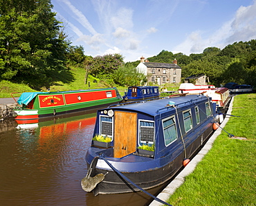 Narrowboats on the Monmouthshire and Brecon Canal at Llangattock in summer, Brecon Beacons National Park, Powys, Wales, United Kingdom, Europe