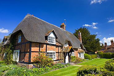 Picturesque thatched cottage and garden in Longparish, Hampshire, England, United Kingdom, Europe