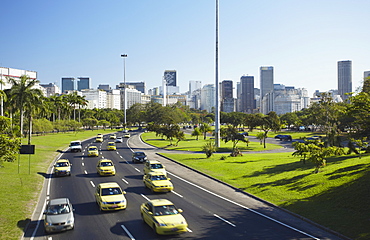 Traffic passing through Parque do Flamengo, Catete, Rio de Janeiro, South America 