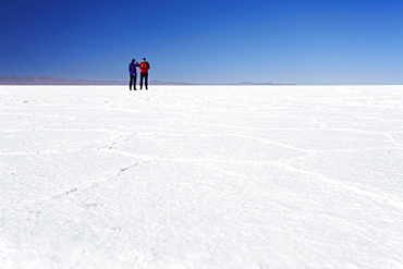 Couple taking photos on Salar de Uyuni (Salt Flats of Uyuni), Potosi Department, Bolivia, South America