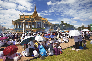 Crowds mourning the late King Sihanouk outside Chan Chaya Pavilion, Phnom Penh, Cambodia, Indochina, Southeast Asia, Asia